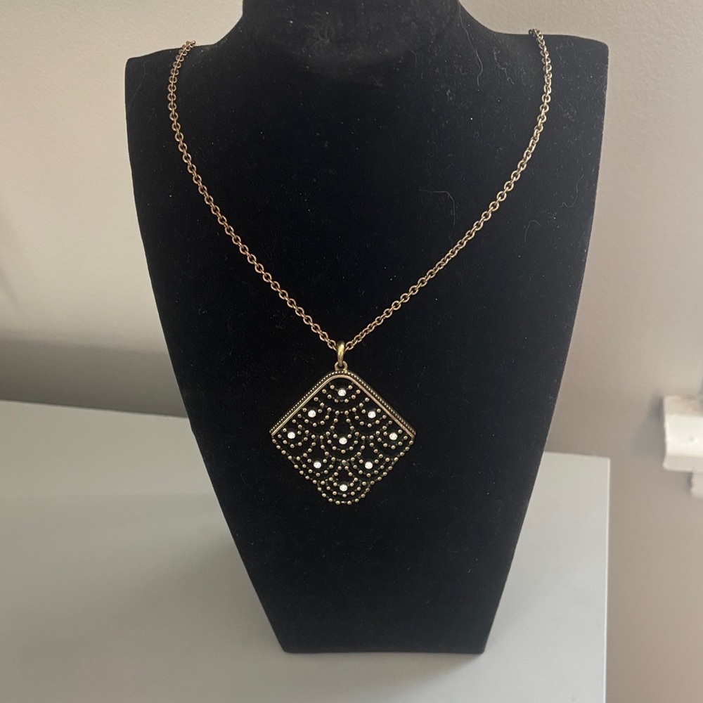 Elegant Gold Pendant Necklace